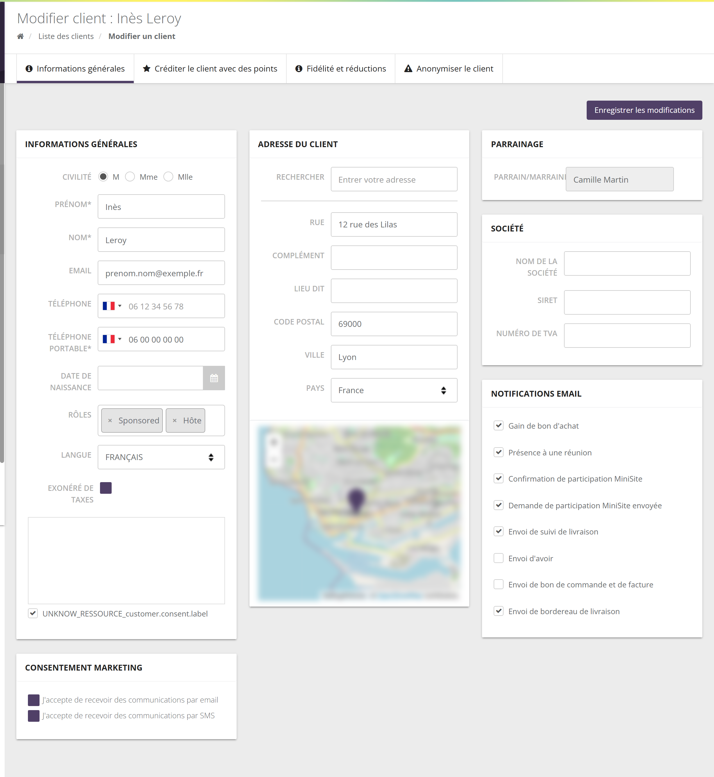 Onglet Informations générales : civilité, prénom, nom, email, téléphones, date de naissance, rôles Sponsored et Hôte, langue, case Exonéré de taxes, consentement ; bloc Adresse du client avec carte floutée ; bloc Parrainage avec le champ Parrain/Marraine ; bloc Société ; bloc Notifications Email avec huit cases ; bloc Consentement marketing