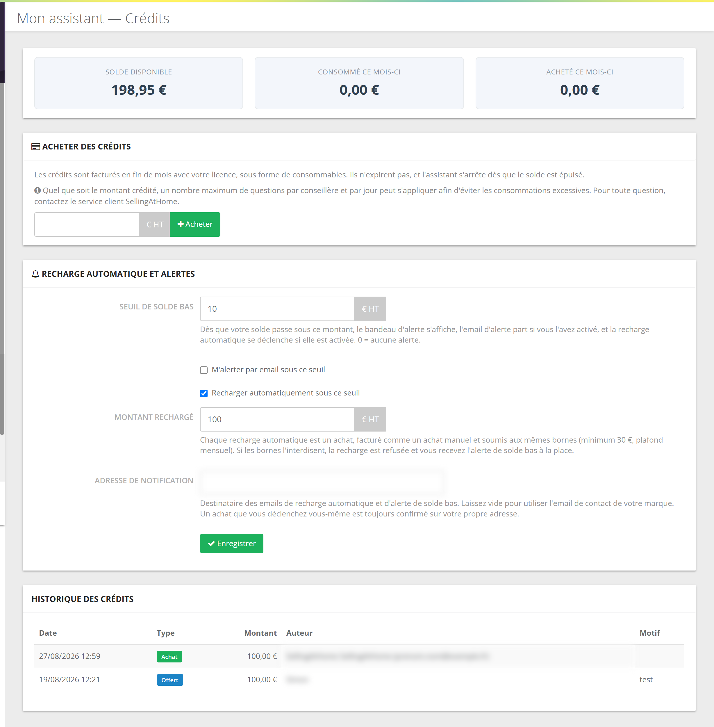 Écran Mon assistant — Crédits : Solde disponible, Consommé ce mois-ci, Acheté ce mois-ci ; Acheter des crédits (montant en € HT, bouton Acheter) ; Recharge automatique et alertes (Seuil de solde bas, M'alerter par email sous ce seuil, Recharger automatiquement sous ce seuil, Montant rechargé, Adresse de notification, Enregistrer) ; Historique des crédits (Date, Type Achat ou Offert, Montant, Auteur flouté, Motif)
